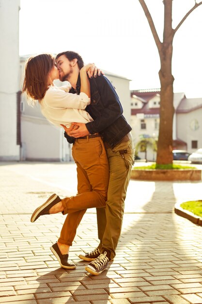 ragazzo contento dare un bacio appassionato alla sua fidanzata