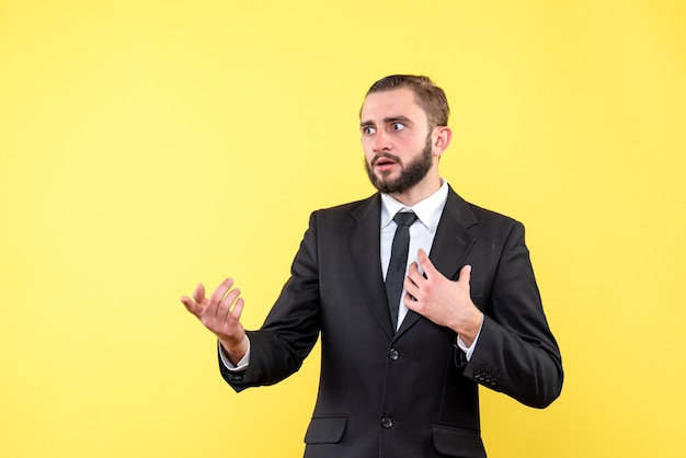 Ragazzo curioso che interroga qualcuno sul giallo