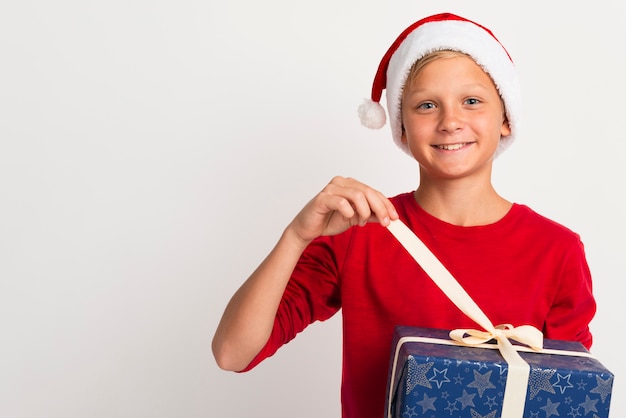 Ragazzo da scartare regali di Natale