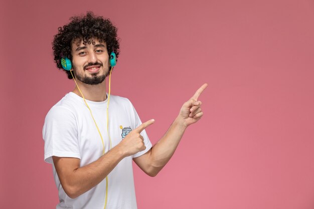 ragazzo dai capelli ricci che mostra un altro lato