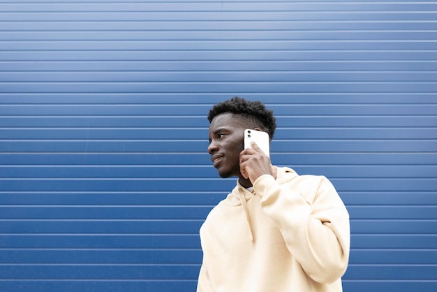 Ragazzo del colpo medio che parla sul telefono