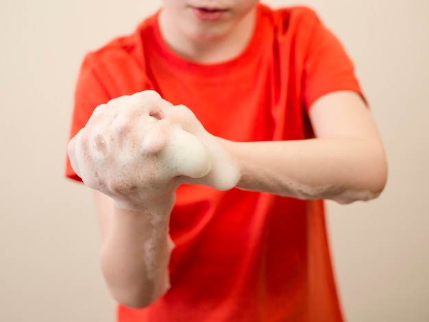 Ragazzo del primo piano che si lava le sue mani