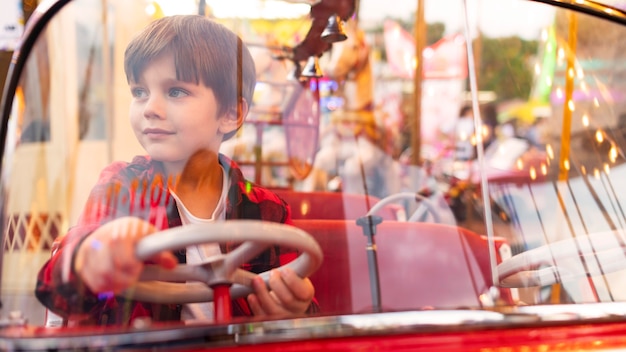 Ragazzo del ritratto in parco di divertimenti