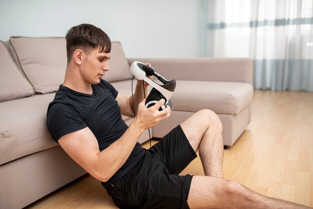 Ragazzo del tiro medio che esamina i vetri di vr