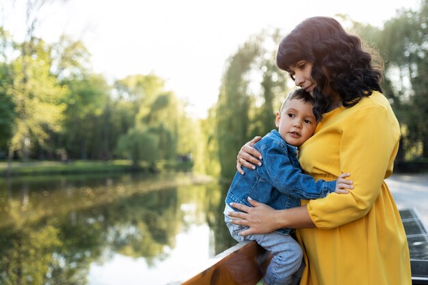 Ragazzo della holding della madre di vista laterale