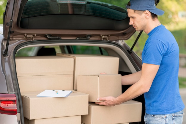 Ragazzo delle consegne al lavoro