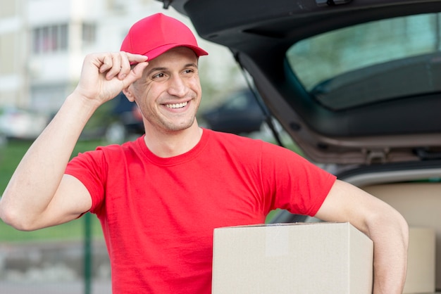 Ragazzo delle consegne con cappello sorridente