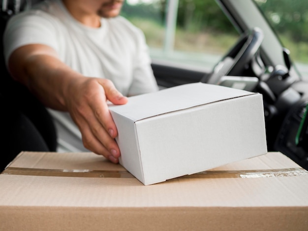 Ragazzo delle consegne in auto