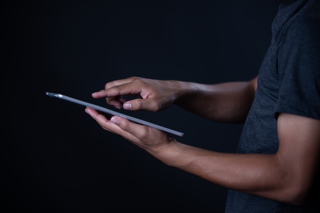 Ragazzo dello studente che per mezzo del computer portatile, apprendimento online, istruzione