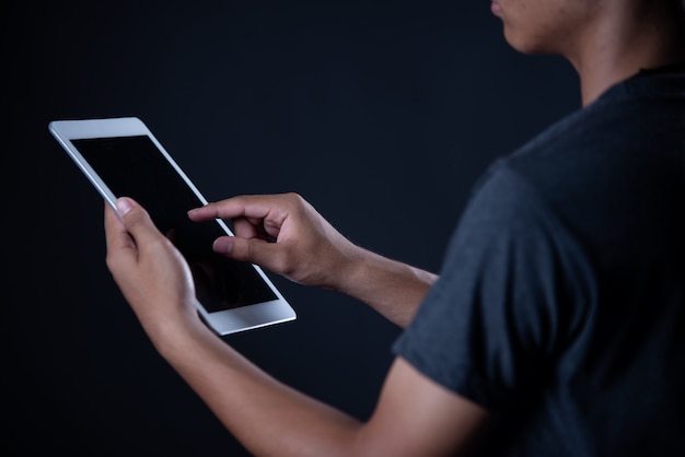 Ragazzo dello studente che per mezzo del computer portatile, apprendimento online, istruzione