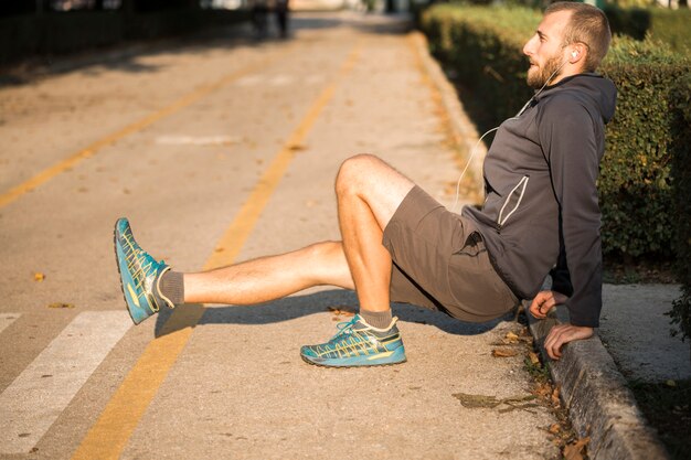 Ragazzo di fitness che si estende