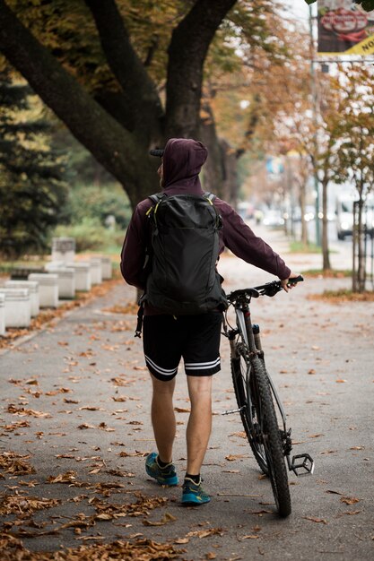 Ragazzo di forma fisica con bici al parco