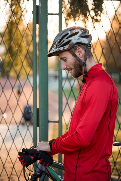 Ragazzo di forma fisica con la bici