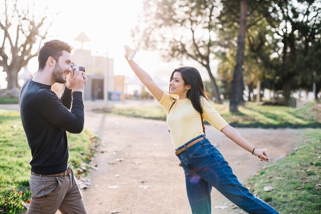 Ragazzo di scattare una foto alla sua ragazza