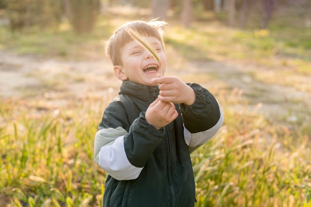 Ragazzo di smiley che gioca nel parco