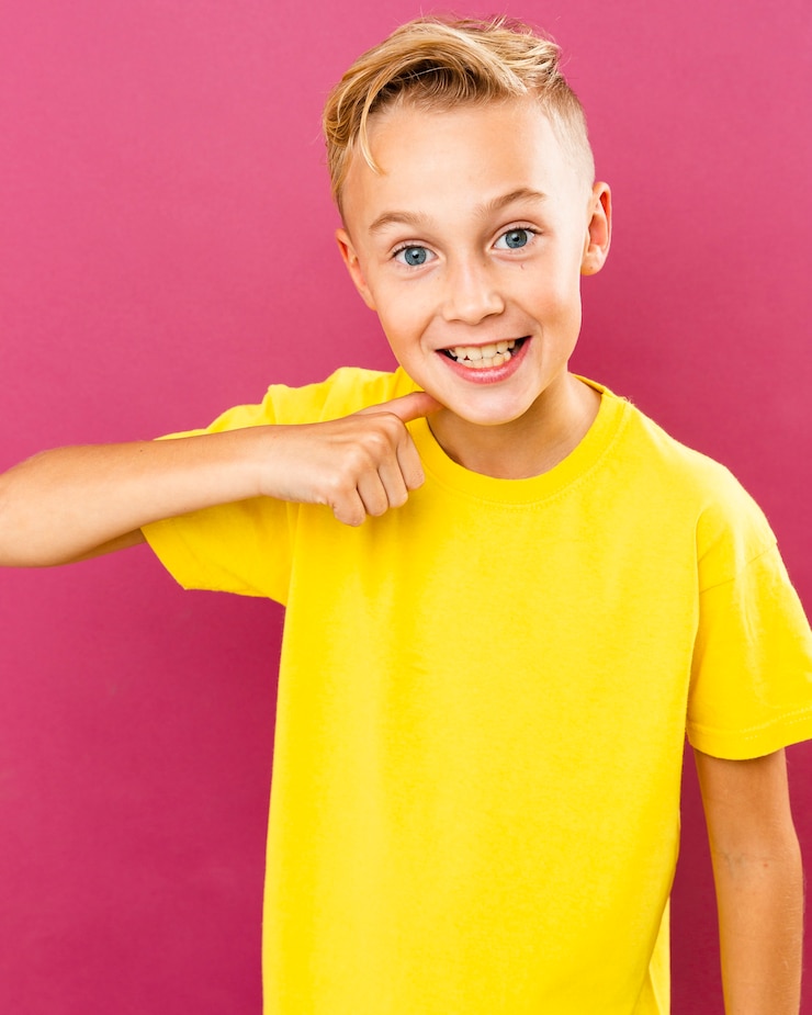 Foto gratuito ragazzo di smiley che punta a se stesso