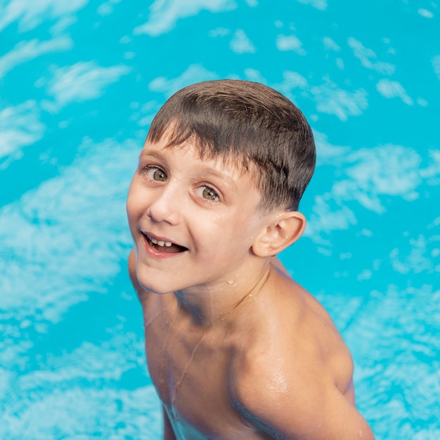 Ragazzo di smiley colpo medio in piscina