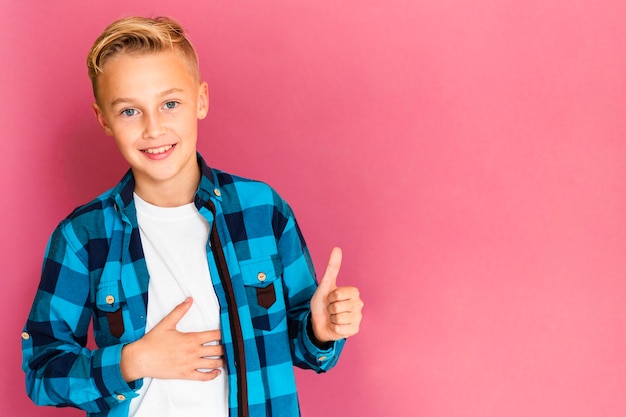 Ragazzo di smiley di vista frontale che mostra segno giusto