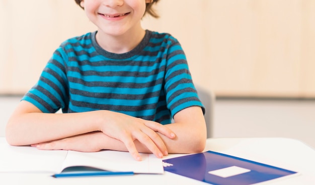 Ragazzo di smiley vista frontale prestando attenzione in classe