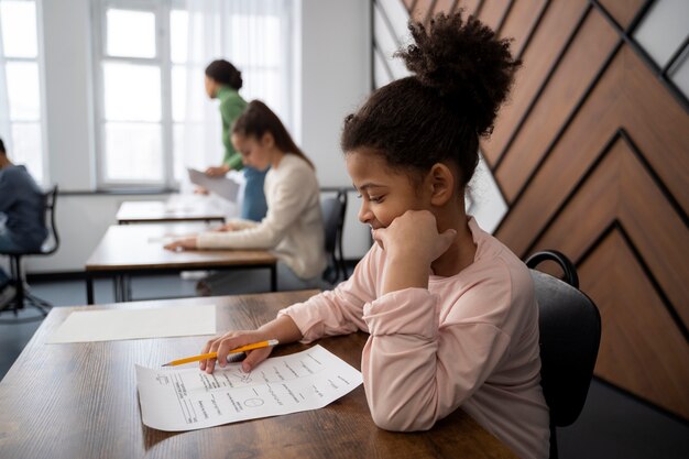 Ragazzo di tiro medio che tradisce al test scolastico