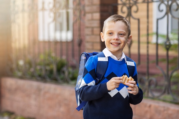 Ragazzo di vista frontale al primo giorno di scuola