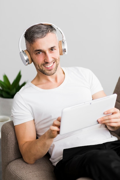 Ragazzo di vista frontale con i sorrisi delle cuffie