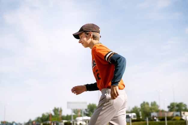 Ragazzo di vista laterale che corre sul campo