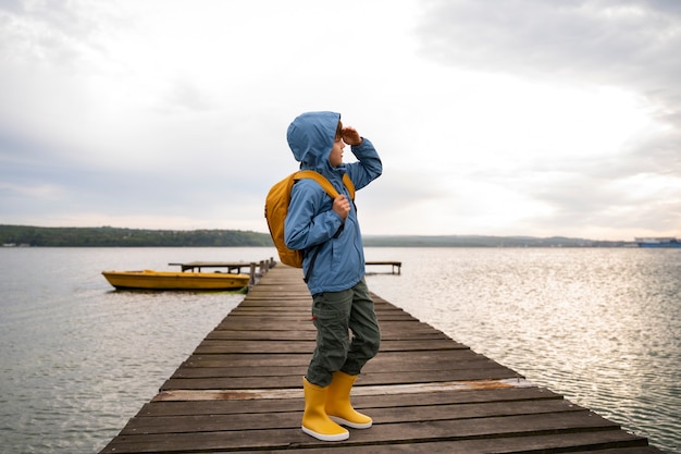 Ragazzo di vista laterale che esplora la natura