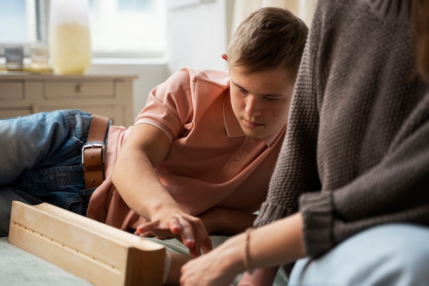 Ragazzo di vista laterale che gioca con il giocattolo di legno