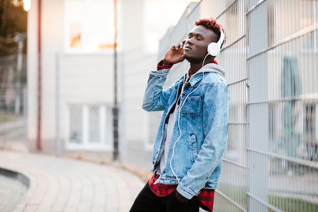 Ragazzo di vista laterale con le cuffie che ascolta la musica