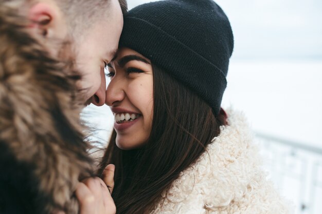 Ragazzo e donna l'uno nelle braccia dell'altro