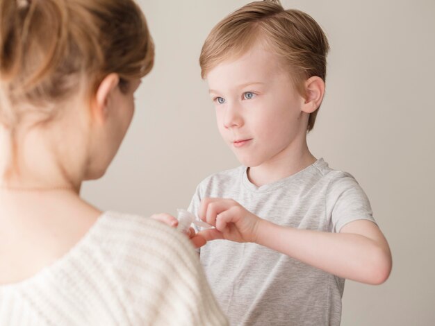 Ragazzo e mamma dell'angolo alto