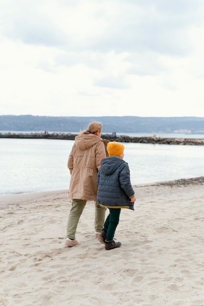 Ragazzo e nonna al colpo completo della spiaggia