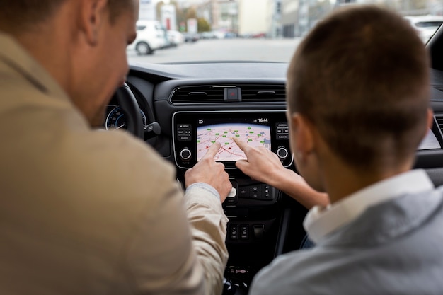 Ragazzo e papà vicino a un'auto elettrica