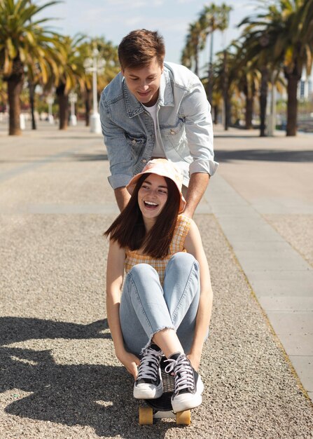 Ragazzo e ragazza che hanno divertimento all'aperto