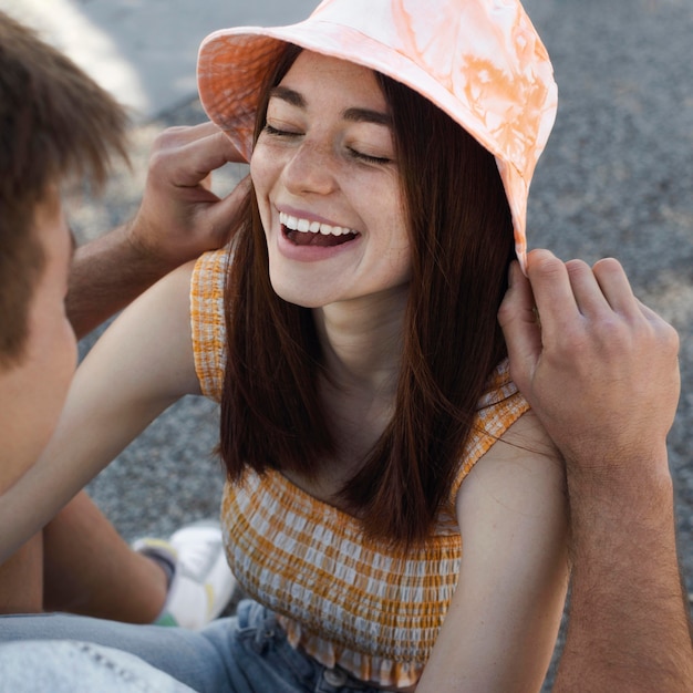 Ragazzo e ragazza che hanno divertimento all'aperto