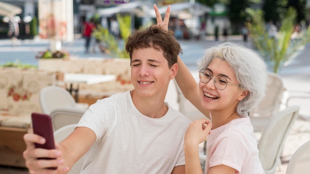 Ragazzo e ragazza che prendono un selfie dopo la fine della quarantena