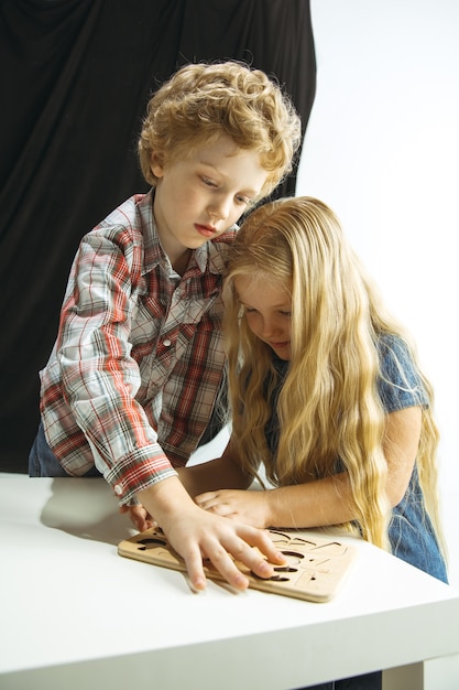 Ragazzo e ragazza che si preparano per la scuola dopo una lunga pausa estiva