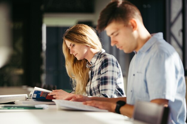 Ragazzo e ragazza di college che studiano