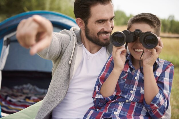 Ragazzo e suo padre che si godono la vista sul campeggio