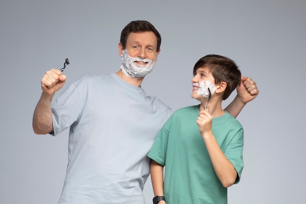 Ragazzo e uomo di tiro medio con crema da barba