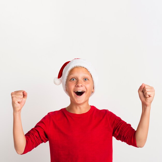 Ragazzo emozionante di natale con lo spazio della copia