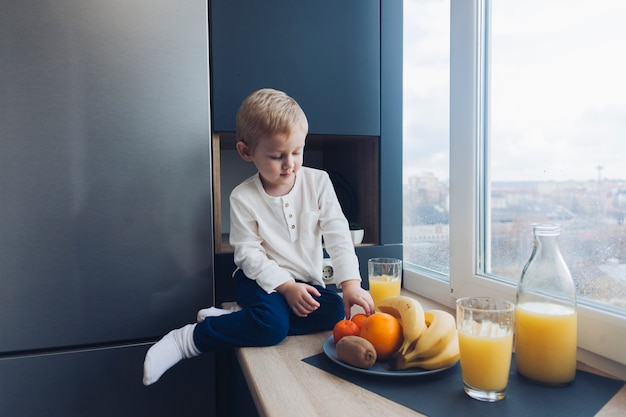 Ragazzo facendo colazione