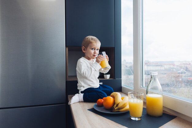 Ragazzo facendo colazione