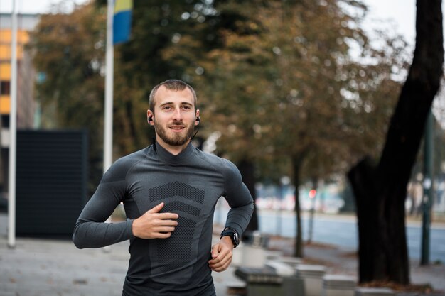 Ragazzo fitness in esecuzione