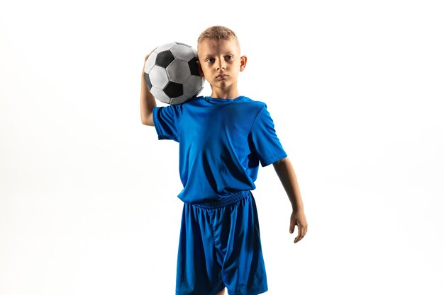 Ragazzo giovane come un giocatore di calcio o di football in abbigliamento sportivo in piedi con la palla come un vincitore