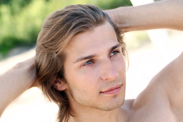 Ragazzo giovane e bello sulla spiaggia