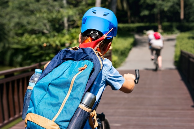 Ragazzo in sella a una bicicletta nel parco