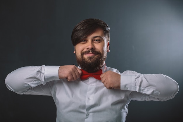 Ragazzo in una camicia bianca con fiocco cravatta rossa