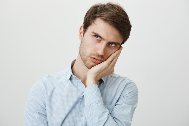 Ragazzo infastidito e infastidito alzare gli occhi al cielo e facepalm scontento